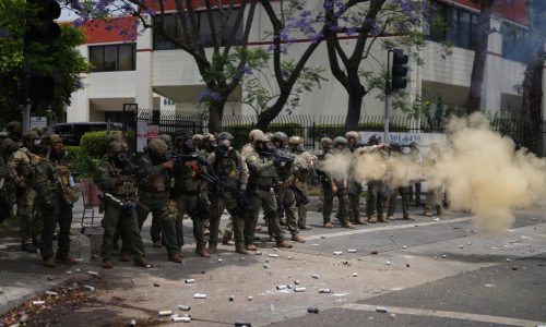 Jueza bloquea la norma de California contra máscaras de agentes federales, pero exige mostrar placas