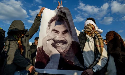 Legisladores turcos apoyan reformas de paz con grupo armado kurdo