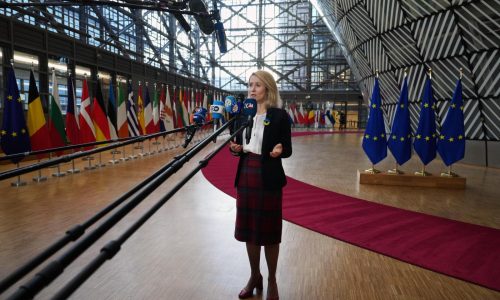 Diplomáticos de la UE tratan de manejar la amenaza de Hungría de bloquear sanciones a Rusia