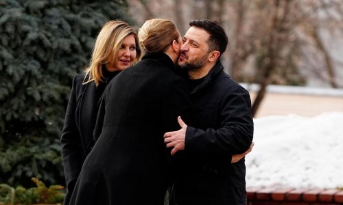 Funcionarios europeos visitan Ucrania en gesto de apoyo al cumplirse 4 años de guerra total rusa