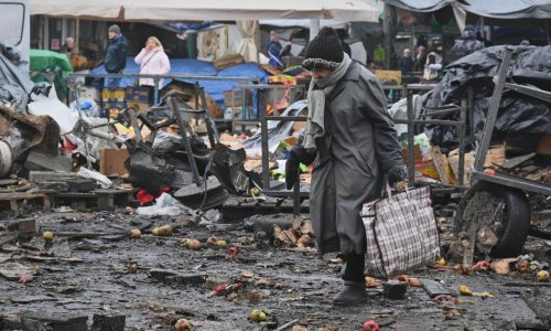 Rusia lanza otra andanada contra ciudades ucranianas entre incertidumbre sobre las negociaciones