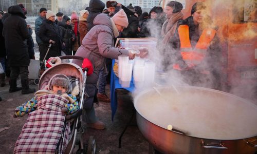 Ucranianos inventan maneras de sobrevivir al frío en medio de apagones causados por Rusia