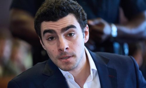 Mangione se opone a juicios consecutivos por asesinato del CEO de UnitedHealthcare