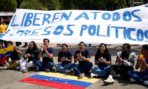 Familias de venezolanos detenidos por activismo político exigen su liberación