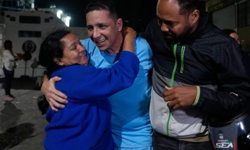 Familiares se reencuentran con 17 presos liberados en Venezuela; otros aguardan Ley de Amnistía