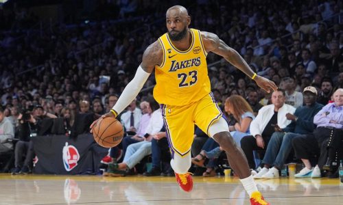 LeBron James logra 20 puntos y 10 asistencias en victoria de Lakers sin Doncic ante Warriors