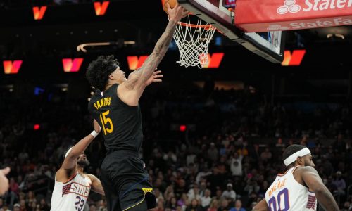 Warriors remontan déficit de 14 puntos en el último cuarto y vencen a Suns por 101-97