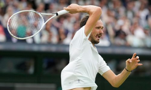 Medvedev gana el título de Dubái tras retiro por lesión de Griekspoor