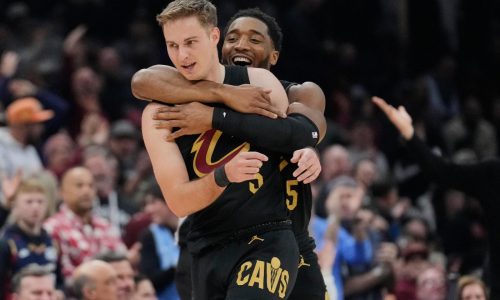 Sam Merrill anota 32 y Cavaliers vencen 138-113 a Wizards en debut de Harden en casa