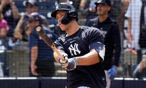 El toletero de los Yankees Aaron Judge conecta 2 jonrones en su debut de primavera