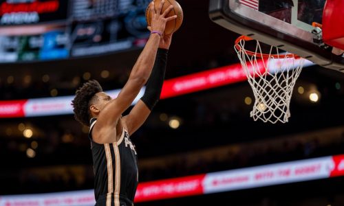 Johnson anota 35 y Hawks doblegan 126-116 a 76ers, que pierden a Maxey por lesión