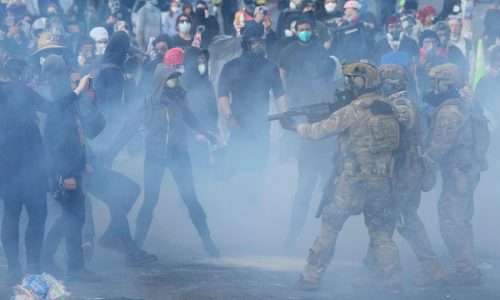 Residentes cerca de edificio de ICE en Portland logran orden que limita uso de gas lacrimógeno