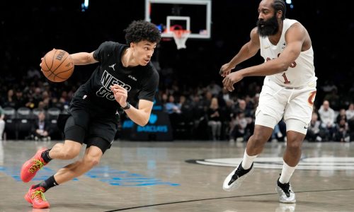 James Harden ayuda a los Cavs a ganar de visita pese a jugar con el pulgar roto