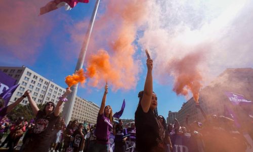 Ola morada por los derechos de las mujeres se extiende en Chile en primera gran protesta contra Kast