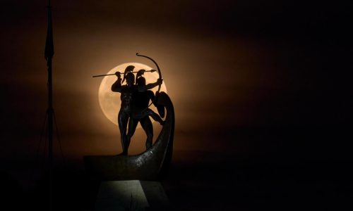 AP Fotos: Imágenes de la luna de sangre y el eclipse lunar total