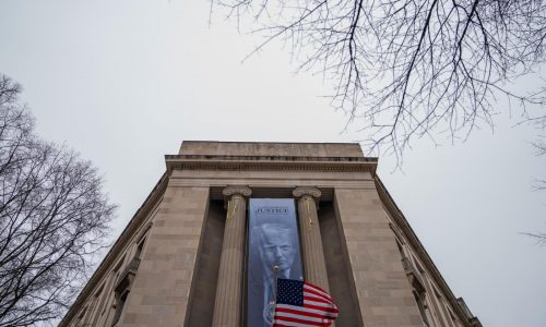 Depto. de Justicia publica archivos faltantes de Epstein con acusación no corroborada sobre Trump