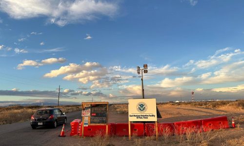 Llamadas al 911 revelan sufrimiento de los internos en el mayor centro de detención del ICE