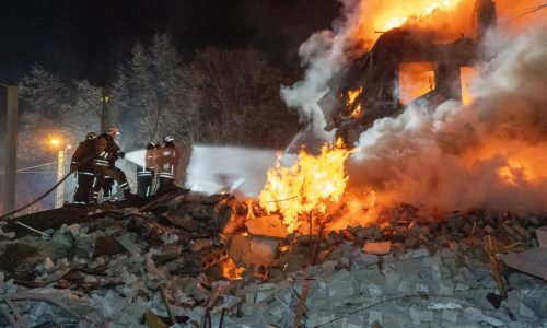 Al menos 7 muertos en Járkiv, Ucrania, tras impacto de un misil ruso en edificio residencial