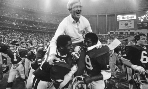 Muere Lou Holtz, figura del fútbol americano universitario y campeón con Notre Dame en 1988