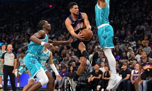 Booker anota 30 y Suns vence 111-99 para frenar racha de 10 triunfos de Hornets fuera de casa