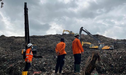 Al menos cinco muertos y varios desaparecidos en un deslizamiento en el mayor vertedero de Indonesia