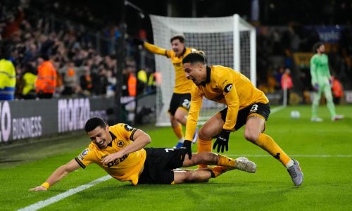 Mohamed Salah anota, pero Liverpool cae 2-1 ante el colista Wolves