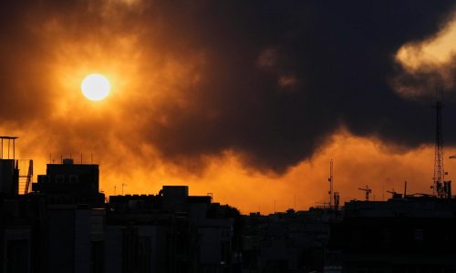 Ataques iraníes dañan 3 centros de datos de Amazon en Bahrein y exponen su vulnerabilidad