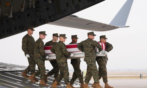 Muertes de guerra en Irán podrían reavivar compleja historia de Trump con el sacrificio militar