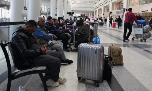 Miles de personas quedan varadas en el cierre de aeropuertos tras el ataque a Irán