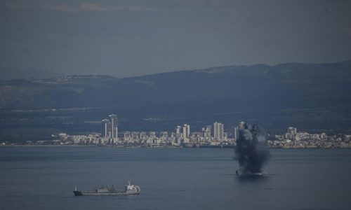 El crudo construyó el golfo Pérsico. El agua desalinizada lo mantiene vivo. La guerra amenaza ambos