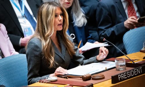 Melania Trump preside reunión en ONU sobre niños en conflicto mientras EEUU ataca Irán