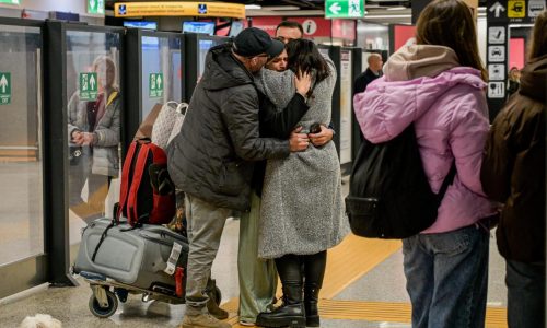 Un primer vuelo de repatriación lleva a casa a franceses varados por la guerra en Irán