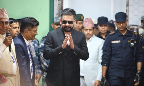 Un nuevo partido nepalí, liderado por un exrapero, parece haber arrasado en parlamentarias