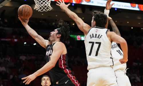 Adebayo y Herro guían al Heat a victoria 124-98 sobre Nets en el 1ro de 2 partidos