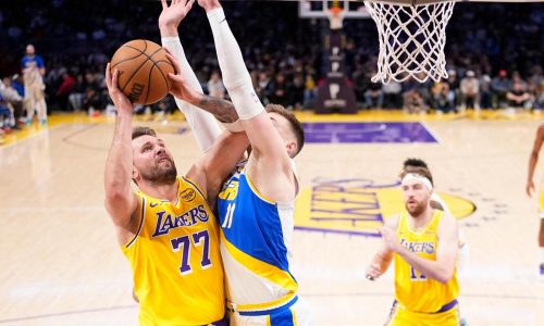 Doncic anota 44 puntos en 3 cuartos y Lakers sin LeBron vencen 128-117 a Pacers