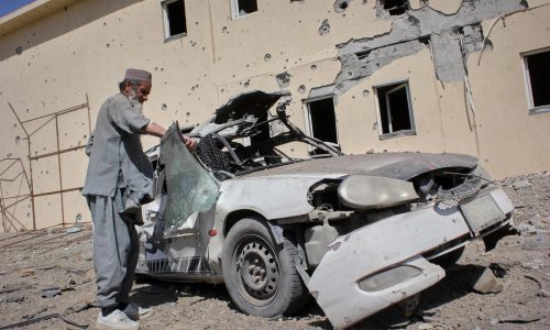 Pakistán dice que mató a 67 miembros de fuerzas afganas en quinto día de combates