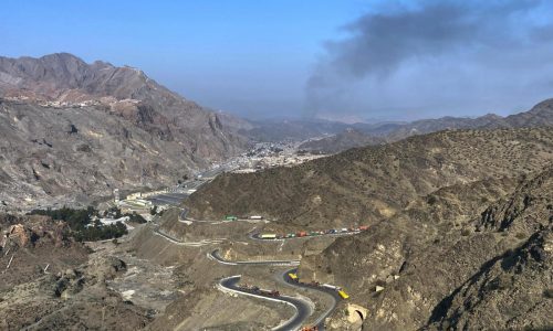 Afganistán dice que frustró un ataque aéreo paquistaní a la base de Bagram en el 4º día de combates