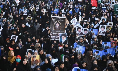 Protestan chiíes en Pakistán por ataques de EEUU e Israel a Irán; embajada de EEUU emite alerta