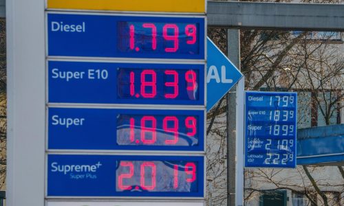 Suben los precios del petróleo por interrupciones en el estrecho de Ormuz