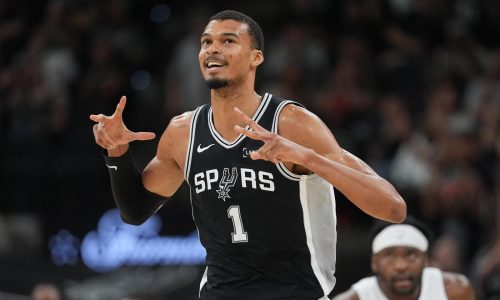 Wembanyama anota 38 puntos y captura 16 rebotes en triunfo de Spurs 121-106 ante Pistons