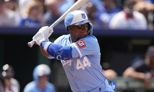 Rangers reclaman al jardinero Dairon Blanco de waivers de los Reales y Montgomery va a la IL