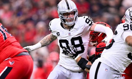 Maxx Crosby es traspasado a Ravens por 2 selecciones de primera ronda, dicen fuentes de AP