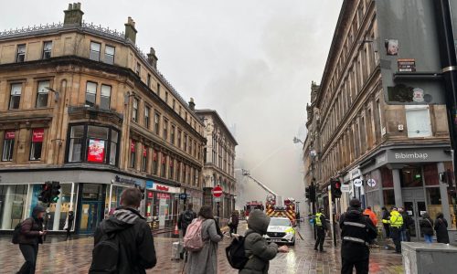 Un incendio en un edificio de Glasgow cierra la estación de tren más concurrida de Escocia