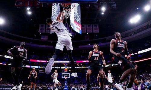 Spurs se recuperan de primera derrota en 12 juegos aplastando 131-91 a 76ers