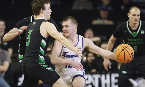 Men’s basketball: Tommies upset in Summit semifinals