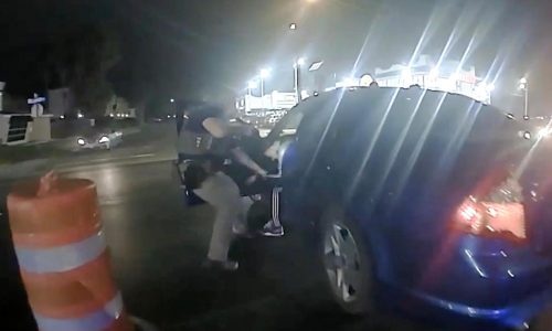 Videos de tiroteo en Texas contradicen versión de autoridades sobre la muerte de ciudadano de EEUU