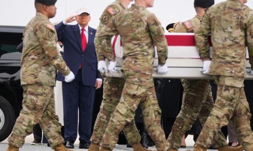 Trump recibe los restos de soldados fallecidos en la guerra de Oriente Medio junto a sus familiares