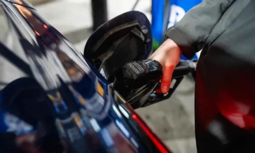 US Gas Prices Reach Average of $4 per Gallon Amid Iran War