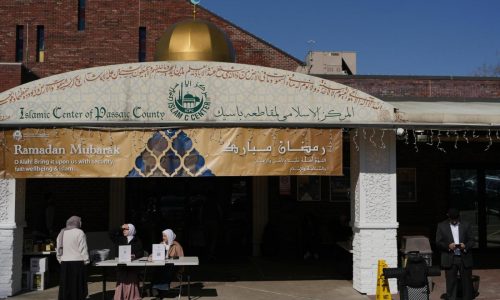 For US Muslims, immigration crackdown fears, new war worries and anti-Muslim rhetoric cloud Ramadan