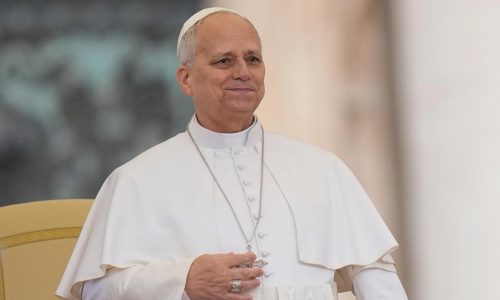 El papa nombra a veterano diplomático vaticano embajador en EEUU para gestionar lazos con Trump